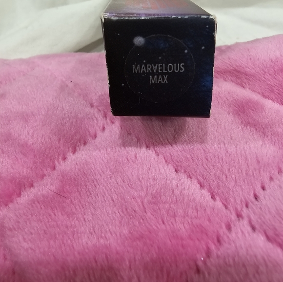 MAC + Stranger Things Lipgloss Marvelous Max - Picture 8 of 9